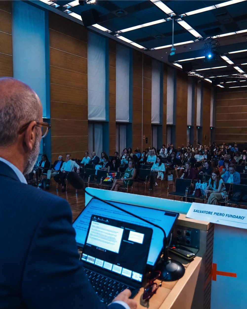 Un intervento al leggio davanti alla platea di EBAM Congress 2026